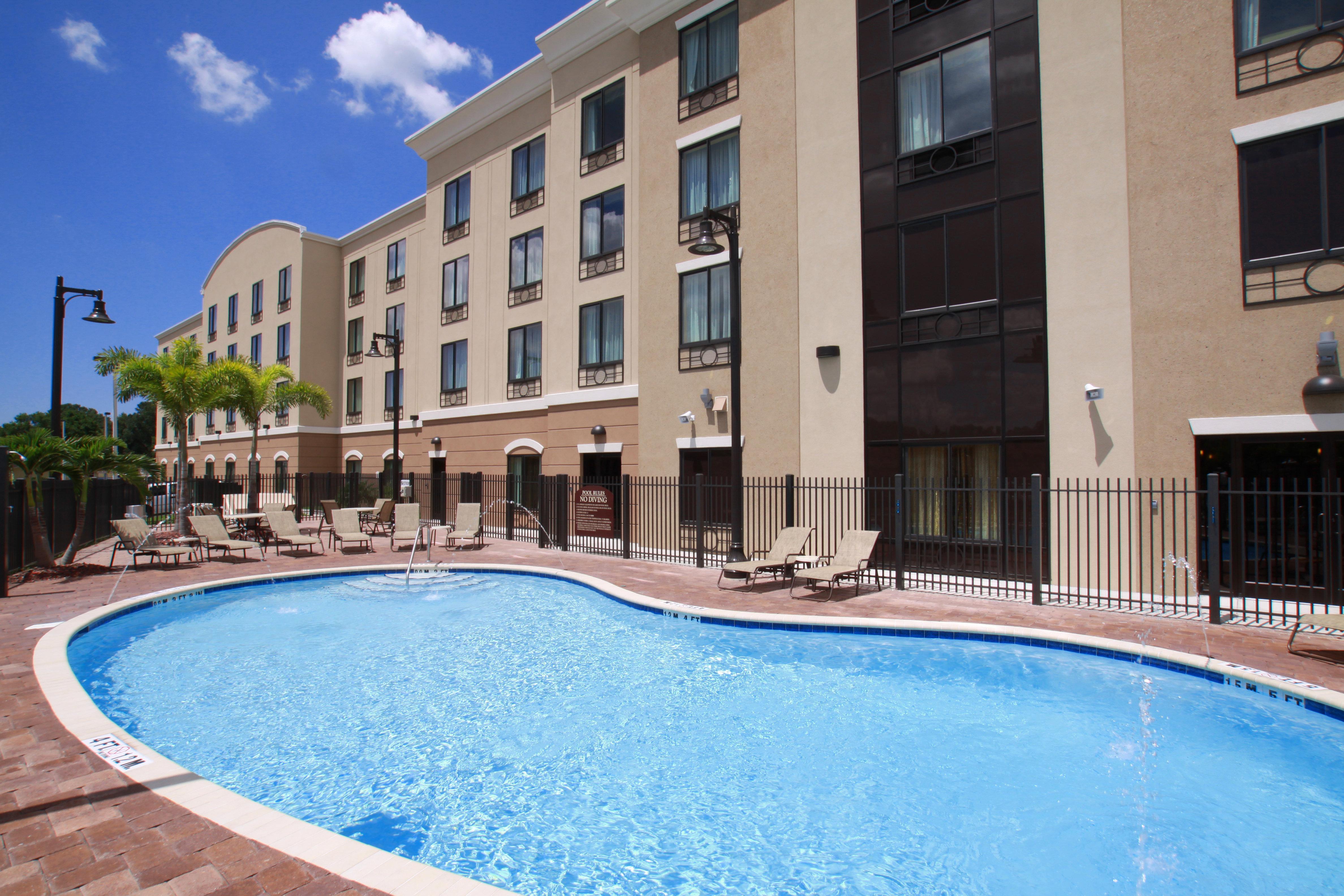 Holiday Inn Express Hotel & Suites Tampa-Usf-Busch Gardens, An Ihg Hotel Exterior photo